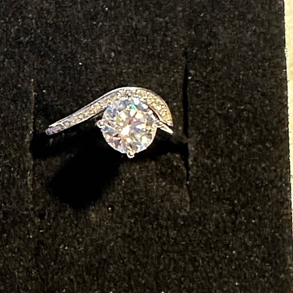 Elegant Moissanite sterling silver ring. Size 6. - Picture 2 of 3